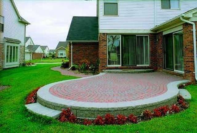 How to Build a Raised Patio Out of Brick Pavers