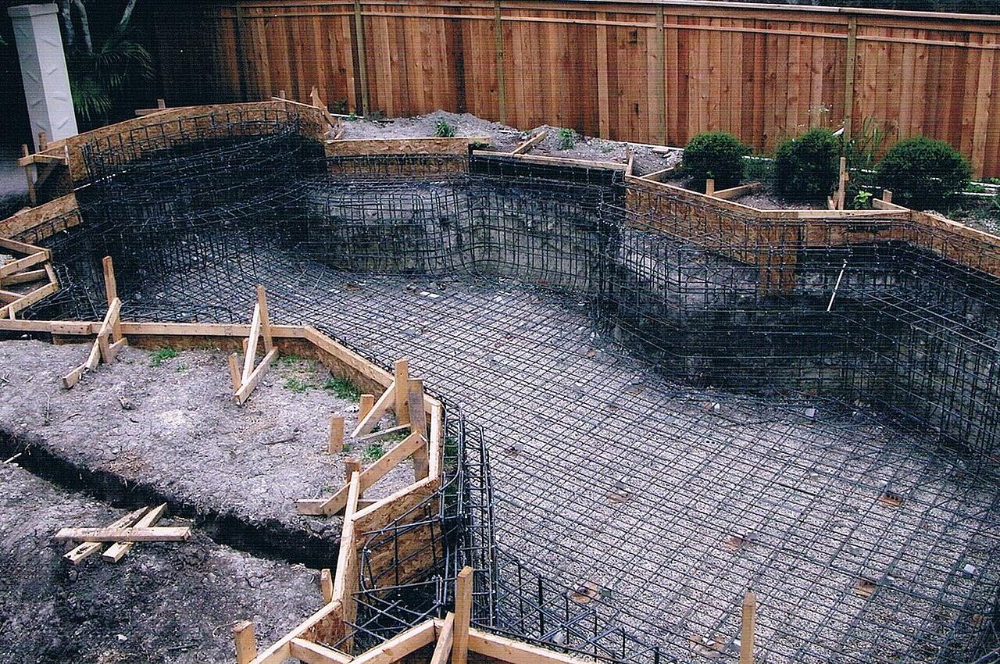 How Thick Should a Concrete Pool Be?
