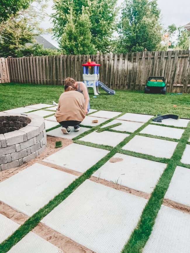 How To Lay Patio Pavers On Grass Lovemypatioclub Com - How Do You Build A Patio On Top Of Grass