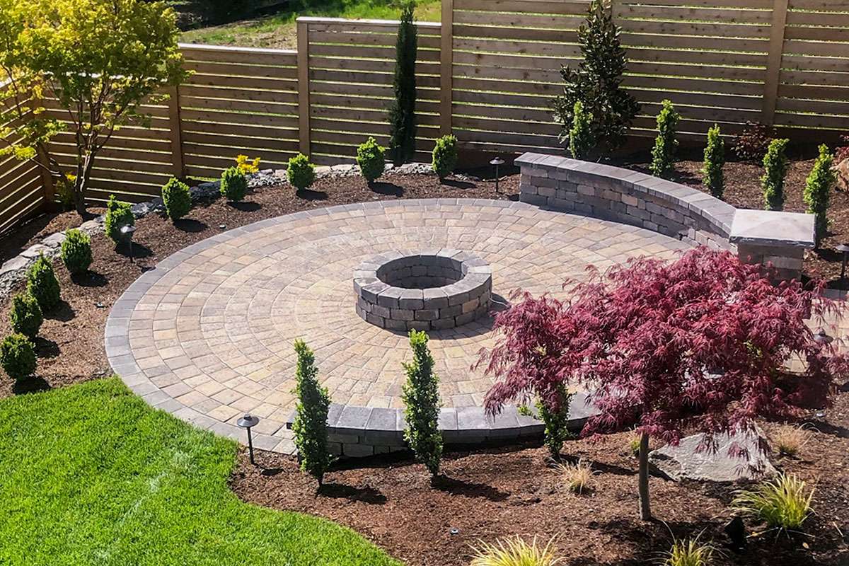 How to Make a Round Patio With Square Pavers