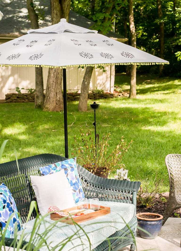 Patio Umbrella Makeover Featuring How to Paint an Umbrella ...