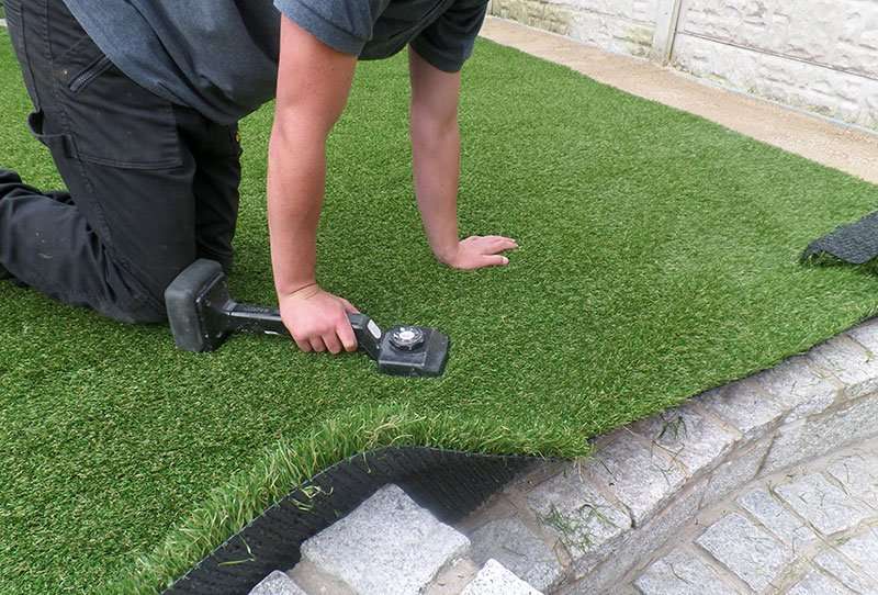 Tips and Guide on How to Lay Fake Grass on Paving Slabs ...
